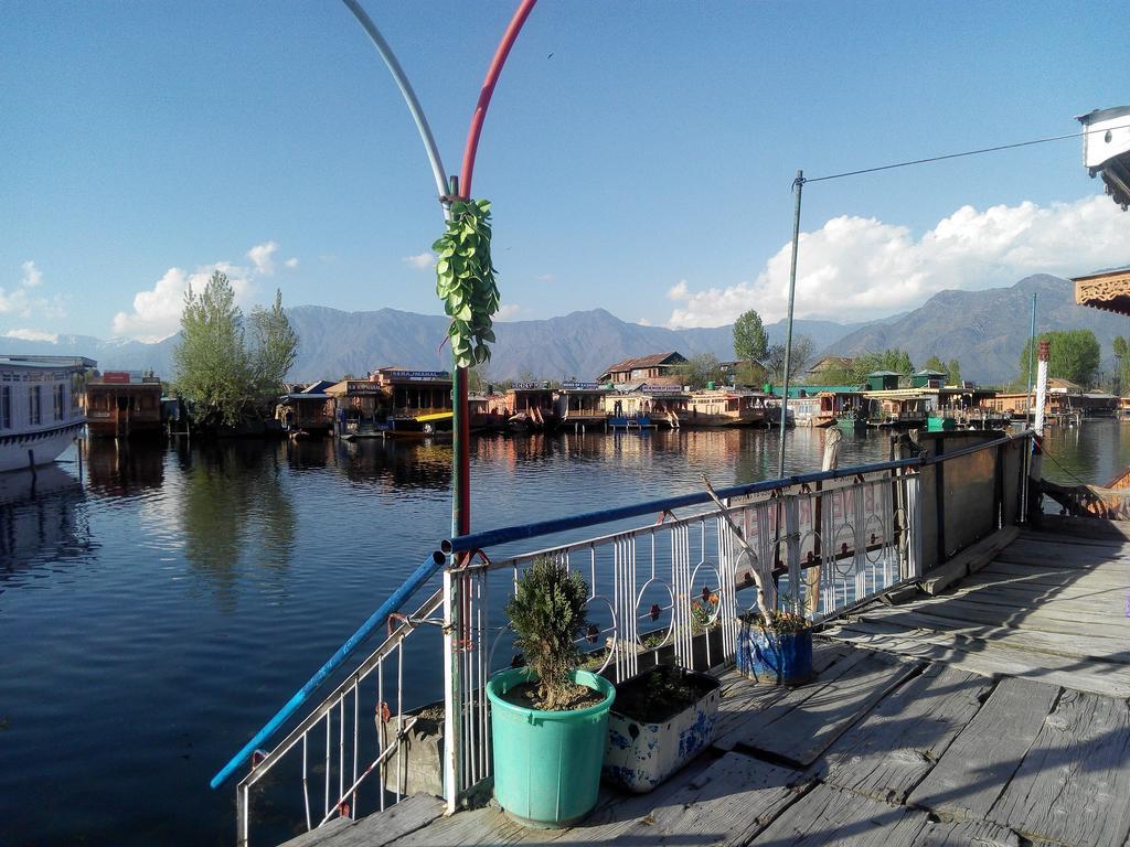 New World Guest House Srinagar  Exterior photo